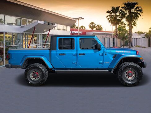 Used 2022 Jeep Gladiator Overland w/ Trailer Tow Package AWD/4WD image 2