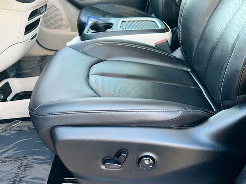 Used 2024 Chrysler Pacifica Touring-L FWD image 17