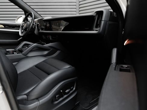 Certified 2024 Porsche Cayenne AWD/4WD image 37