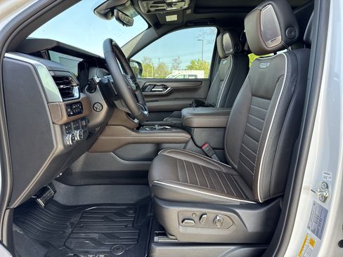 Used 2025 GMC Yukon Denali Ultimate w/ LPO, Floor Liner Package AWD/4WD image 16