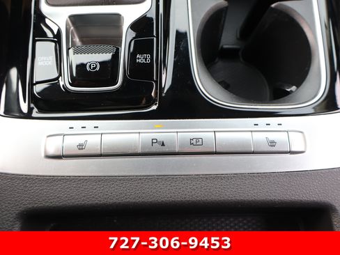 Used 2023 Kia Carnival EX FWD image 29