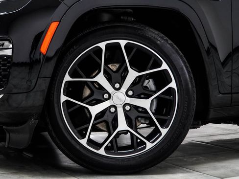 Used 2023 Jeep Grand Cherokee Summit AWD/4WD image 3