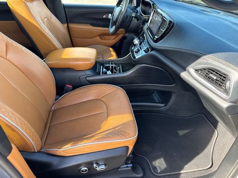 Used 2023 Chrysler Pacifica Pinnacle image 4