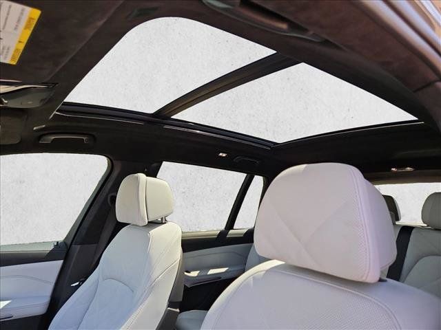 Used 2023 BMW X7 xDrive40i w/ M Sport Package AWD/4WD image 16