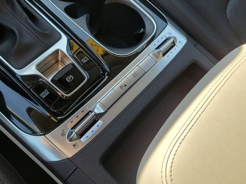 Used 2022 Kia Carnival SX image 38