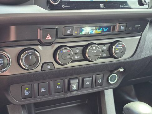 Used 2020 Toyota Tacoma TRD Sport w/ TRD Premium Sport Package AWD/4WD image 23