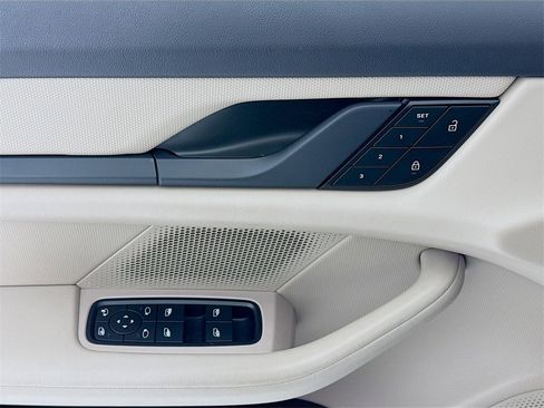 Used 2022 Porsche Taycan image 11