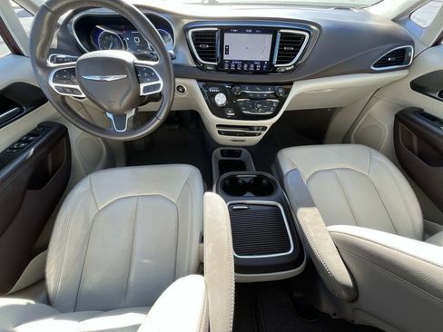 Used 2018 Chrysler Pacifica Touring-L Plus image 14