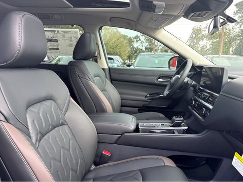New 2026 Nissan Pathfinder Platinum w/ Accent Package FWD image 7