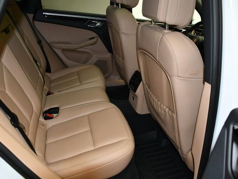 Certified 2023 Porsche Macan AWD/4WD image 32