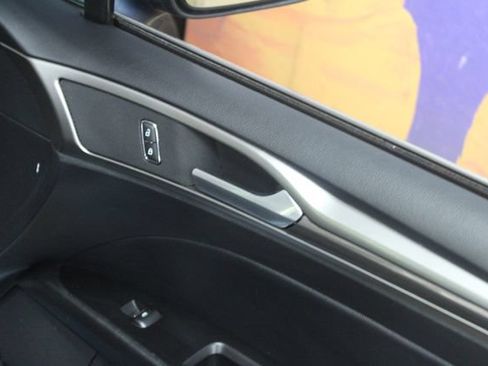 Used 2018 Ford Fusion SE w/ Fusion SE Technology Package FWD image 11