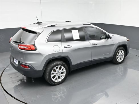 Used 2017 Jeep Cherokee Latitude w/ Cold Weather Group FWD image 25