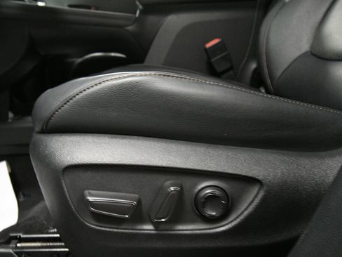Used 2025 Toyota Sienna Platinum AWD/4WD image 11