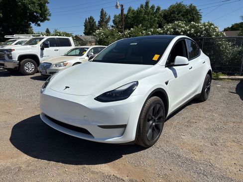 Used 2025 Tesla Model Y Long Range RWD image 2