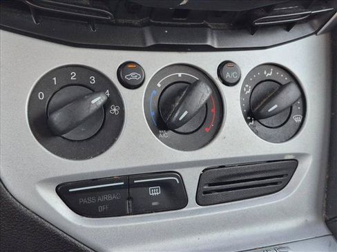 Used 2014 Ford Focus SE w/ SE Winter Package FWD image 13