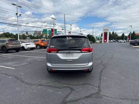 Used 2020 Chrysler Pacifica Limited w/ Tire & Wheel Group FWD image 6