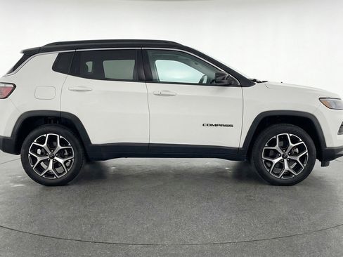 Used 2025 Jeep Compass Limited image 9