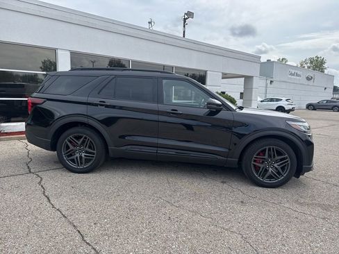 Used 2025 Ford Explorer ST image 2