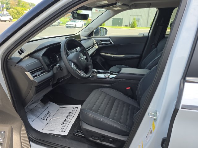 Used 2025 Mitsubishi Outlander AWD image 14