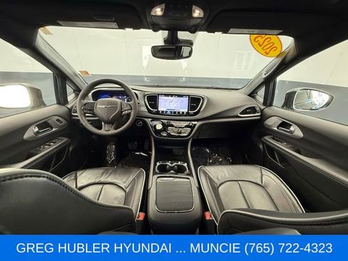 Used 2025 Chrysler Pacifica Limited FWD image 3