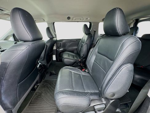 Used 2017 Toyota Sienna SE FWD image 15