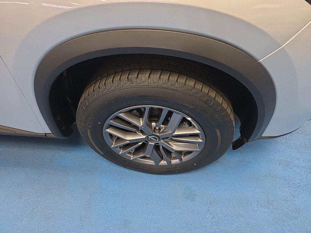 Used 2024 Nissan Rogue S AWD/4WD image 9