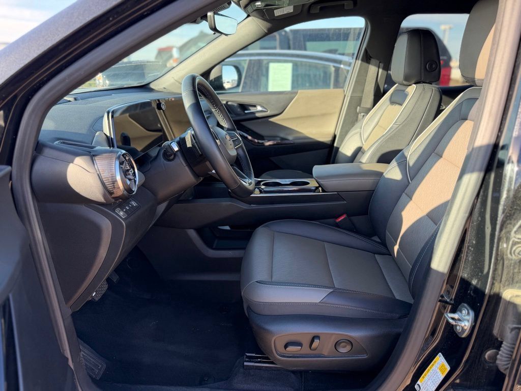 Certified 2025 Chevrolet Equinox LT w/ Convenience Package II AWD/4WD image 2