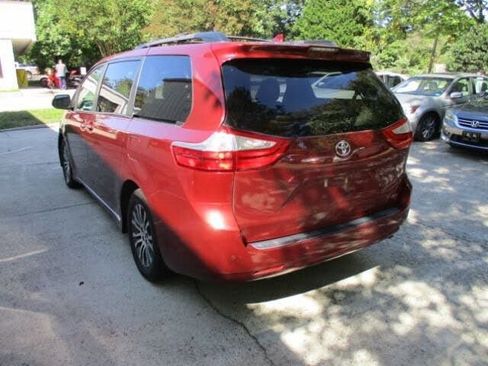 Used 2018 Toyota Sienna XLE image 3