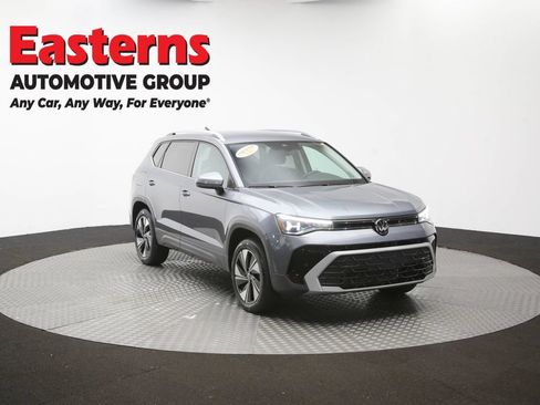 Used 2025 Volkswagen Taos SE AWD/4WD image 48