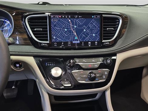Used 2022 Chrysler Pacifica Limited image 18