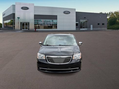 Used 2016 Chrysler Town & Country Touring-L w/ Driver Convenience Group FWD image 3