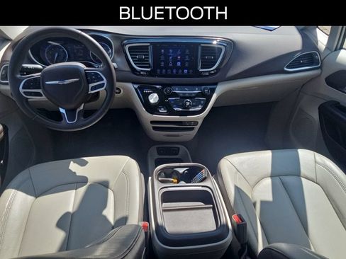 Used 2017 Chrysler Pacifica Touring-L w/ Tire & Wheel Group FWD image 11