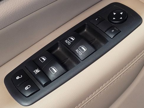 Used 2019 Jeep Grand Cherokee Laredo AWD/4WD image 27
