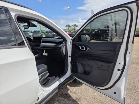 New 2026 Jeep Compass Latitude image 18