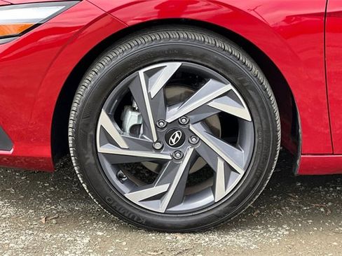 Used 2025 Hyundai Elantra Sport image 32