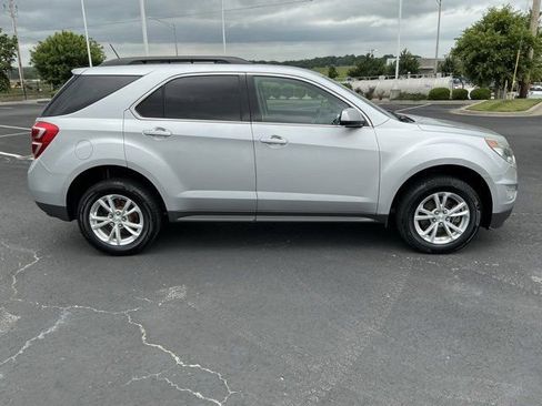 Used 2017 Chevrolet Equinox LT w/ Convenience Package FWD image 2