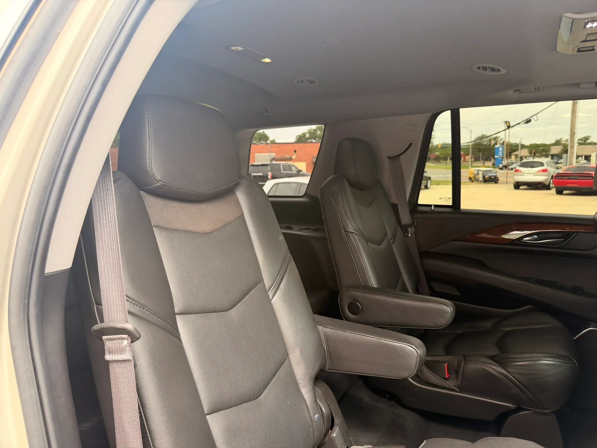 Used 2016 Cadillac Escalade Luxury AWD/4WD image 37