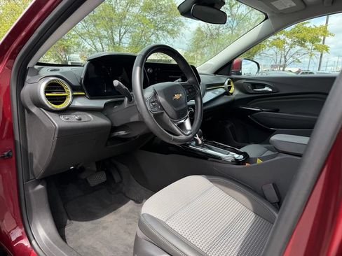 Used 2024 Chevrolet Trax LT w/ LT Convenience Package FWD image 10