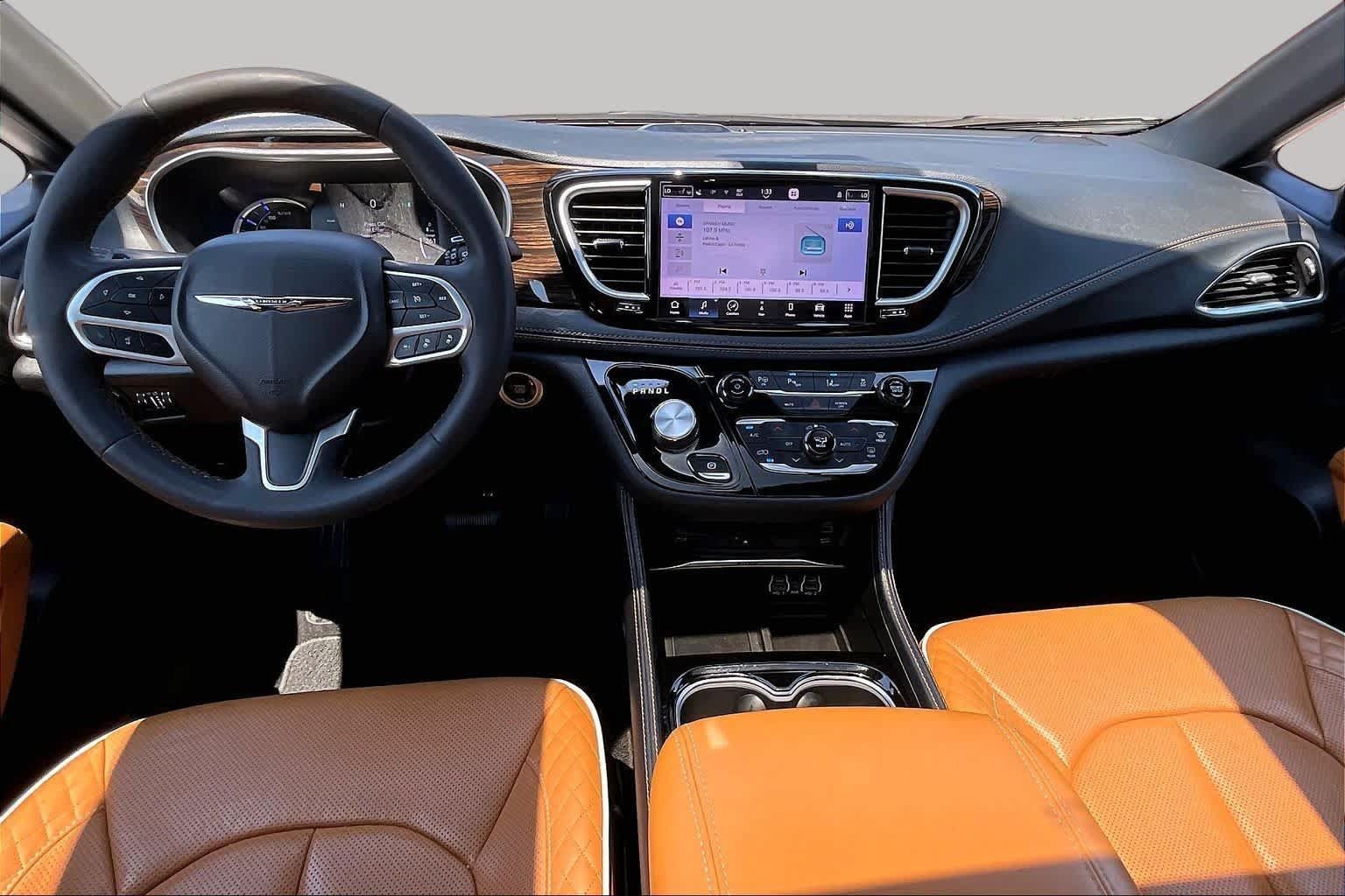 Used 2023 Chrysler Pacifica Pinnacle FWD image 15