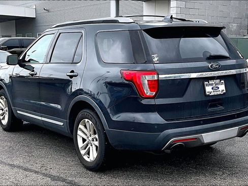 Used 2017 Ford Explorer XLT w/ Equipment Group 202A FWD image 3