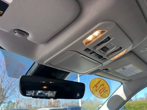 Used 2024 Toyota Highlander XLE image 31