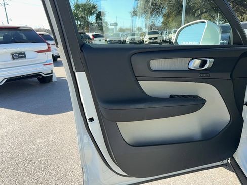 Used 2023 Volvo XC40 B4 Plus image 11