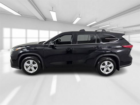 Used 2022 Toyota Highlander LE image 3