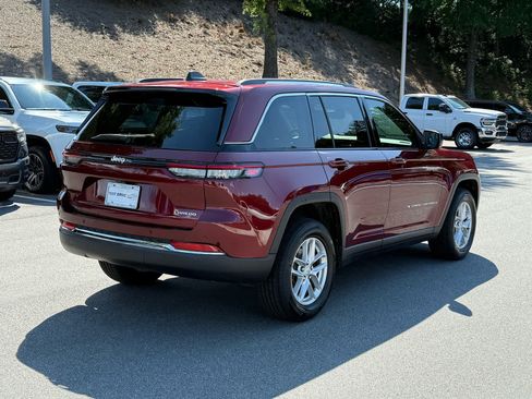 Used 2023 Jeep Grand Cherokee Laredo RWD image 5