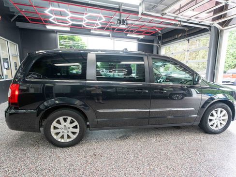 Used 2016 Chrysler Town & Country Touring FWD image 4