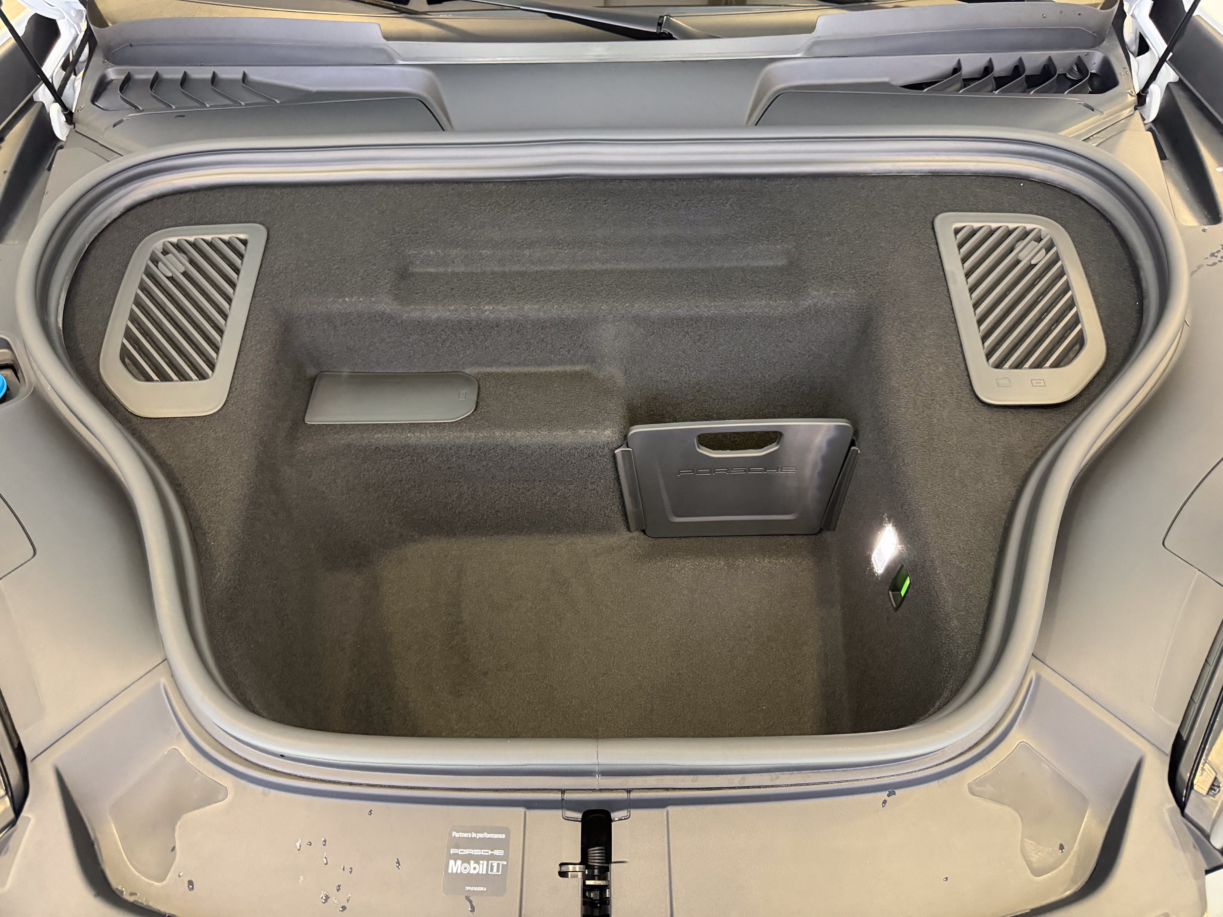 Certified 2026 Porsche Macan 4S Electric AWD/4WD image 26