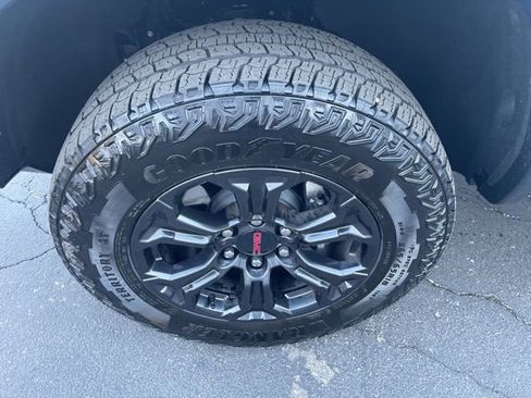 Used 2025 GMC Canyon Elevation w/ Convenience Package image 10