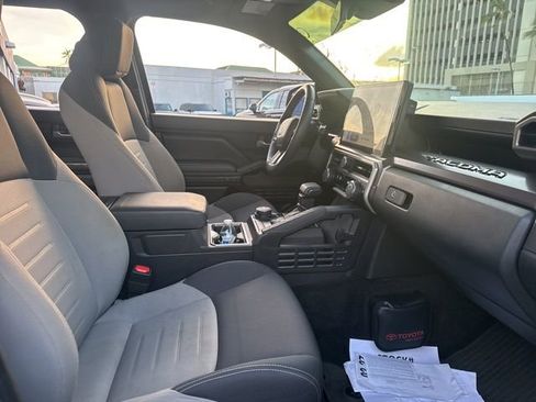 Used 2024 Toyota Tacoma TRD Off-Road image 9