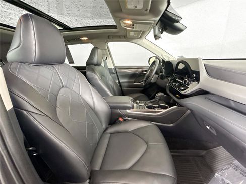 Certified 2025 Toyota Highlander Platinum image 45