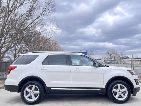 Used 2017 Ford Explorer XLT w/ Equipment Group 201A image 4